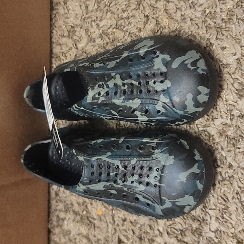 REVO TODDLER CAMO WATER SHOES/SNEAKERS: GREEN/BLACK CAMO: NWT: SZ 5/6